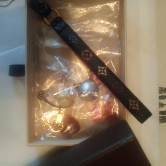 3 Louis Vuitton Bundle 3 key charms - Picture 12 of 12
